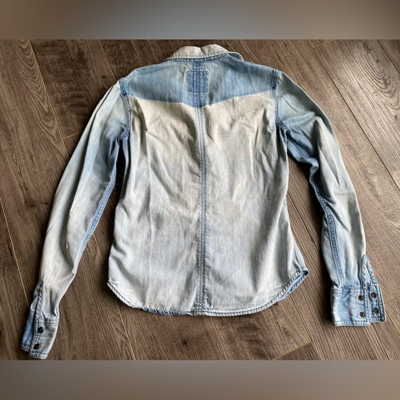 American Eagle 100% cotton pearl like button up denim shirt. Factory distressed - Picture 6 of 9